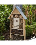 Insektenhotel XXL aus Kiefernholz gefertigt ✔️ Mit Zinkdach ✔️ Mit natürlichen Füllmaterialien ✔️ Eingebaute Metall-Aufhängung ➤ Bestelle direkt bei Hoezo-Kado