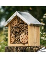 Bienenhaus, gefertigt aus Kiefernholz ✔️ Metalldach als Witterungsschutz ✔️ Befüllt mit Bambus & Rundhölzer ➤ Bestelle direkt bei Hoezo-Kado
