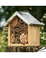 Bienenhaus, gefertigt aus Kiefernholz ✔️ Metalldach als Witterungsschutz ✔️ Befüllt mit Bambus & Rundhölzer ➤ Bestelle direkt bei Hoezo-Kado