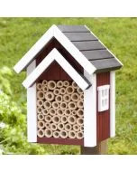 Dieses Bienen-Hotel von Wildlife Garden ist auf die Solitärbienen abgestimmt, die fleissig die Pflanzen im Garten bestäuben.