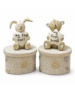 Op één doosjes zit het herkenbare Button Corner beertje en op de andere het konijntje. Een mooi kado om te geven bij een geboorte of bij de doop.