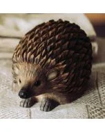 Handgeschnitzter DecoAnimal Igel aus Holz. Naturgetreu gestaltet und von Hand bemalt, mit markanter Stachelstruktur und kompakter Form.