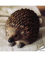 Handgeschnitzter DecoAnimal Igel aus Holz. Naturgetreu gestaltet und von Hand bemalt, mit markanter Stachelstruktur und kompakter Form.