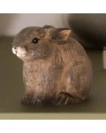Handgeschnitztes Kaninchenbaby aus Holz. Naturgetreu gestaltet und von Hand bemalt, als dekorative Figur für Tier- und Naturliebhaber.