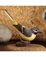 Handgeschnitzte Gebirgsstelze in Naturgrösse ✔️ Mit ungiftigen Farben naturgetreu bemalt ✔️ Originelles Geschenk für Vogel- und Naturliebhaber ✔️ Kaufe online bei Hoezo-Kado