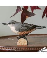 Handgeschnitzter Kleiber in Naturgrösse ✔️ Mit Farben naturgetreu bemalt ✔️ Originelles Geschenk für Vogel- und Naturliebhaber ➤ Hoezo-Kado