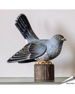 Realistischer, handgeschnitzter Kuckuck ✔️ Mit ungiftigen Farben naturgetreu bemalt ✔️ Originelles Geschenk für Vogel- und Naturliebhaber ➤ Kaufe online bei www.hoezo-kado.de