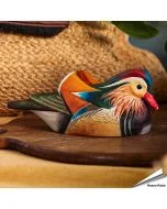 Realistische, handgeschnitzte Mandarinente ✔️ Mit ungiftigen Farben naturgetreu bemalt ✔️ Originelles Geschenk für Vogel- und Naturliebhaber ➤ Kaufe online bei www.hoezo-kado.de