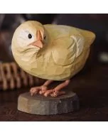 DecoBird Curious Chick von Wildlife Garden: handgeschnitztes Holzküken mit neugieriger Haltung. Ideal als Oster- und Frühlingsdekoration.