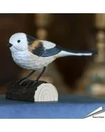 Handgefertigte Schwanzmeise aus Holz ✓ Naturgetreu gestaltet und von Hand mit Farbe auf Wasserbasis bemalt ✓ Originelles Geschenk für Vogel- und Naturliebhaber - Hoezo-Kado