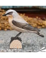Handgeschnitzter Steinschmätzer in Naturgrösse ✔️ Mit ungiftigen Farben naturgetreu bemalt ✔️ Originelles Geschenk für Vogel- und Naturliebhaber ✔️ Kaufe online bei Hoezo-Kado