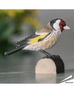 Handgeschnitzter Stieglitz in Naturgrösse ✔️ Mit ungiftigen Farben naturgetreu bemalt ✔️ Originelles Geschenk für Vogel- und Naturliebhaber ➤ Hoezo-Kado