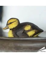 Handgeschnitzter Holzvogel in Naturgrösse; mit Farben naturgetreu bemalt.