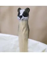 Schöne Wäscheklammern mit handgeschnitzten Tieren. DecoClip Dachs ist eine originell geschnitzte Wäscheklammer aus Holz.