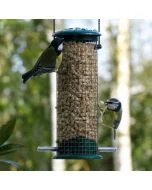 Erdnusssäule aus Kunststoff für Gartenvögel ✔️ Für Erdnüsse und Fett-Leckerbissen ✔️ 2 Sitzstäbe ✔️ Metall-Futterbehälter und Bügel ➤ Bestelle bei Hoezo-Kado
