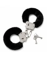 Furry Love Cuffs Zwart met zachte bekleding, korte verbindingsketting en 2 sleutels. Ondeugend accessoire voor volwassenen vanaf 18 jaar.