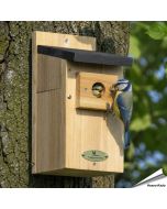 Hölzerner Nistkasten mit 28mm Einflugloch ✔️ Ideal für Blaumeisen & kleine Meisen ✔️ FSC-Holz ✔️ Mit Schutz vor Nesträubern ➤ Jetzt entdecken