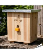 Hummelkasten aus Holz mit Metalldach ✔️ Artgerechte 20mm Eingangsgröße ✔️ Notausgang an der Rückseite ✔️ Seitliche Belüftungslöcher ➤ Online bei Hoezo-Kado