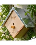 Hummelhotel aus Holz mit Metalldach ✔️ Artgerechte 20mm Eingangsgröße ✔️ Stabile Ausführung aus FSC-Holz ✔️ Verschraubte Elemente ➤ Online kaufen bei Hoezo-Kado