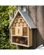 Insektenhotel aus Kiefernholz gefertigt ✔️ Mit Zinkdach ✔️ Mit natürlichen Füllmaterialien ✔️ Eingebaute Metall-Aufhängung ➤ Bestelle direkt bei Hoezo-Kado