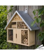 Insektenhotel gefertigt aus Kiefernholz ✔️ Mit Zinkdach ✔️ Mit natürlichen Füllmaterialien ✔️ Eingebaute Metall-Aufhängung ➤ Bestelle jetzt bei Hoezo-Kado