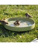 Schaffen Sie für Ihre Gartenbesucher eine ideale Trink- und Badestelle mit diesem qualitativ hochwertigen Vogelbad. Die aus frostsicherem (getested bis - 10°C) Keramik gefertigte Vogeltränke wird zusammen mit einem 3-beinigen Untergestell aus Metall gelie