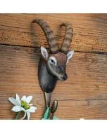 Kleiderhaken Alpensteinbock von Wildlife Garden. Handgeschnitzter Holzkopf mit gerippten Hörnern und bronzefarbenem Metallhaken.