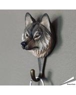 Handgefertigter Kleiderhaken mit Wolf-Motiv ✔️ Mit ungiftigen Farben naturgetreu bemalt ✔️ Tragkraft: 10 kg ✔️ Originelles Geschenk für Vogel- und Naturliebhaber ➤ Bestelle online bei Hoezo-Kado