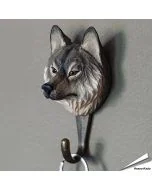 Handgefertigter Kleiderhaken mit Wolf-Motiv ✔️ Mit ungiftigen Farben naturgetreu bemalt ✔️ Tragkraft: 10 kg ✔️ Originelles Geschenk für Vogel- und Naturliebhaber ➤ Bestelle online bei Hoezo-Kado