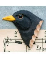 Ein Kühlschrankmagnet mit naturgetreu dargestelltem Vogelkopf, von Hand geschnitzt und bemalt.