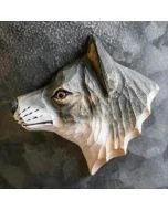 Kühlschrankmagnet Grauer Wolf von Wildlife Garden. Handgeschnitzter Wolfskopf aus Holz mit graubraunem Fell, aufrechten Ohren und Magnet auf der Rückseite.