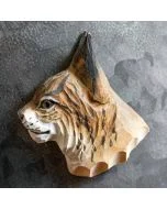 Handgeschnitzter Kühlschrankmagnet Eurasischer Luchs von Wildlife Garden. Holzporträt mit schwarzen Ohrpinseln, geflecktem Fell und Magnet auf der Rückseite.