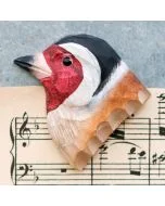 Ein Kühlschrankmagnet mit naturgetreu dargestelltem Vogelkopf, von Hand geschnitzt und bemalt.