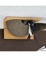 Diese Kunst-Nisthilfe kann am besten unter Dachvorsprüngen von Gebäuden montiert werden. Mehlschwalben brüten gerne in Kolonien, so dass es auch durchaus sinnvoll ist, mehrere Nisthilfen nebeneinander anzubringen.