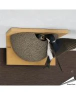 Diese Kunst-Nisthilfe kann am besten unter Dachvorsprüngen von Gebäuden montiert werden. Mehlschwalben brüten gerne in Kolonien, so dass es auch durchaus sinnvoll ist, mehrere Nisthilfen nebeneinander anzubringen.