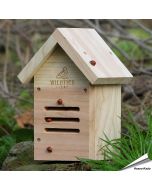 Marienkäfer-Hotel aus Holz ✔️ Mit schmalen, nach unten gerichteten Öffnungen ✔️ Naturbelassene Konstruktion - FSC-Holz ➤ Bestelle jetzt bei Hoezo-Kado