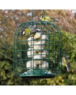 Dieser äusserst robuste Metall-Meisenknödelhalter mit Schutzkäfig bietet speziell den kleineren Vogelarten eine sichere Futterstelle. Der stabile Schutzkorb ist für kleine Gartenbesucher wie z.B. Meisen, Kleiber, Grünlinge und Sperlinge rundum zugänglich,