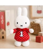 Nijntje knuffelrammelaar rood van zacht pluche met ingebouwd rammeltje. Geschikt vanaf de geboorte en leuk als Nijntje kraamcadeau.