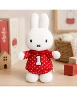 Nijntje knuffelrammelaar rood van zacht pluche met ingebouwd rammeltje. Geschikt vanaf de geboorte en leuk als Nijntje kraamcadeau.