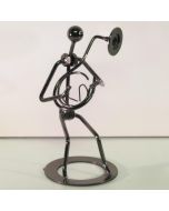 Metalen muzikant met hoorn van ca. 16 cm hoog. Decoratief muziekbeeldje en origineel cadeau voor hoornisten en liefhebbers van blaasmuziek.