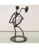 Metalen muzikant met hoorn van ca. 16 cm hoog. Decoratief muziekbeeldje en origineel cadeau voor hoornisten en liefhebbers van blaasmuziek.