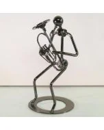 Metalen muzikant met trombone van ca. 19 cm hoog. Decoratief muziekbeeldje en origineel cadeau voor trombonisten en liefhebbers van koperblaasmuziek.