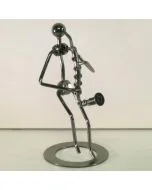 Metalen muzikant met saxofoon van ca. 17 cm hoog. Decoratief muziekbeeldje en origineel cadeau voor saxofonisten en jazzliefhebbers.
