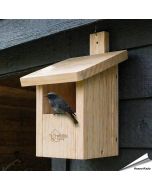 Artgerechter Nistkasten für Nischenbrüter wie Hausrotschwanz & Co. ✔️ Halbhöhle ✔️ Verschraubtes Massiv-Holz nach NABU ➤ Bestelle jetzt auf Hoezo-Kado