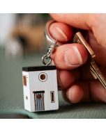 Handgefertigter Schlüsselanhänger aus Lindenholz im Design der Multiholk Bauhaus. Ein originelles Geschenk für Vogel-, Natur- und Architekturliebhaber. Hoezo-Kado