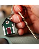 Handgefertigter Schlüsselanhänger aus Lindenholz im Design der Multiholk Jagdhaus. Ein originelles Geschenk für Vogel-, Natur- und Skandinavienliebhaber. Hoezo-Kado