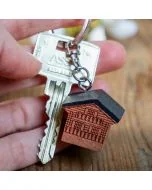 Handgefertigter Schlüsselanhänger aus Holz im Design der Multiholk Mountain Cottage. Ein originelles Geschenk für Vogel-, Natur- und Architekturliebhaber.
