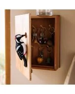 Houten Wildlife Garden sleutelkastje met handgesneden grote bonte specht, 7 sleutelhaakjes en magneetsluiting. Decoratief én praktisch voor de hal.