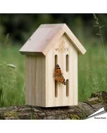Schmetterling-Hotel aus Holz ✔️ Mit schmalen, vertikalen Öffnungen ✔️ Naturbelassene, verschraubte Konstruktion aus FSC-Holz ➤ Bestelle jetzt bei Hoezo-Kado