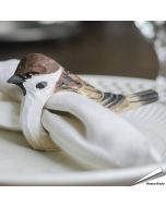 Serviettenring aus Holz - Feldsperling ✔️ Handgeschnitzt und bemalt ✔️ Vielseitige Dekoration - Naturgetreu geformt ✔️ Jetzt online kaufen bei Hoezo-Kado